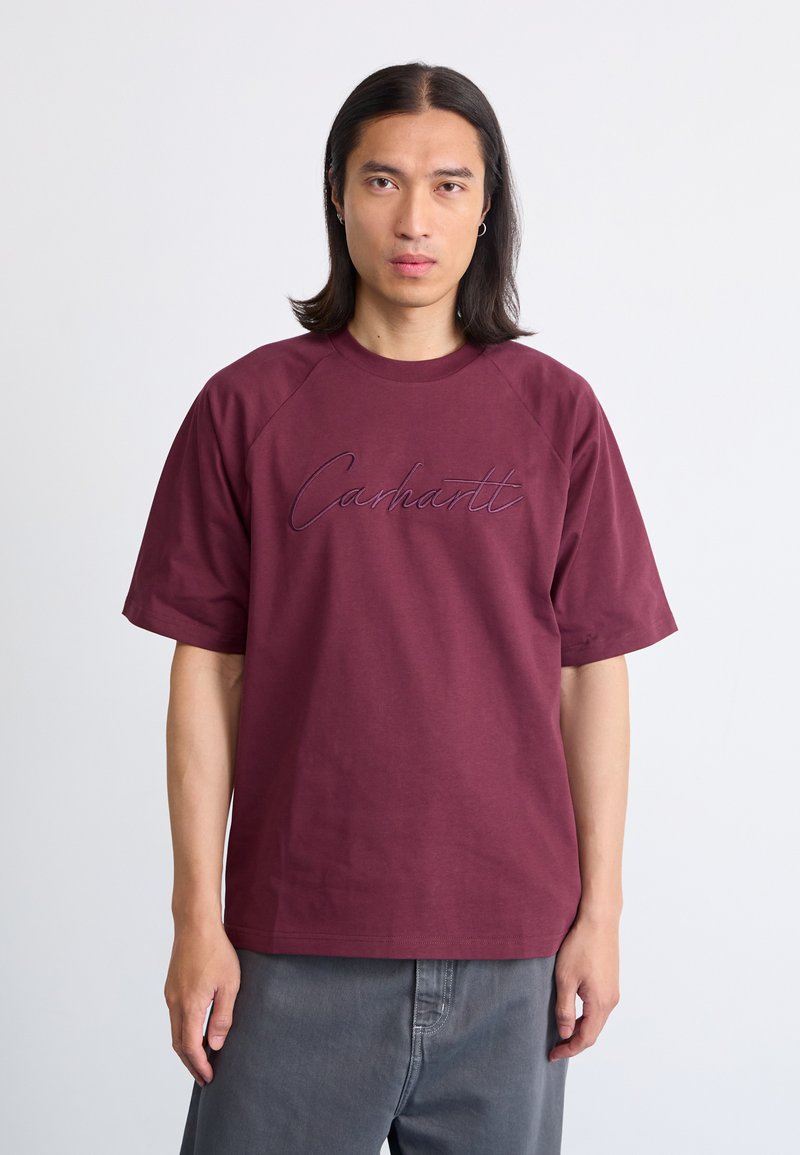 Burgunderfarget bomull T-skjorte med rund hals, korte raglanermer og en stor brodert "Carhartt"-logo på framsiden.