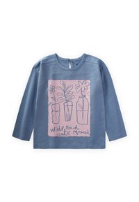 Langärmliges blaues Kinderoberteil mit einem rosa grafischen Aufdruck von Pflanzen und Brillen, versehen mit dem Text "Windy Mind Creative Mood". Weicher Stoff.