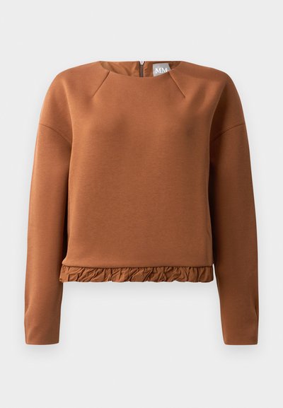 Hnědý svetr s kulatým výstřihem, dlouhými rukávy a řaseným lemem. Vyrobeno z hladké tkaniny s jemným leskem a se zipovým zapínáním na zadní straně.