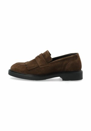 Mocassin en daim marron avec détail à franges et semelle noire, vue de profil, talon bas, style slip-on.