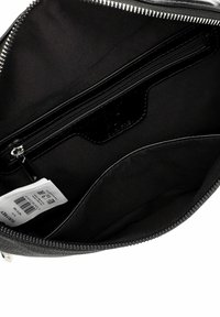 Borsa nera con zip e superficie liscia, dotata di un interno foderato e una tasca con zip aggiuntiva, etichettata con etichette di cura.