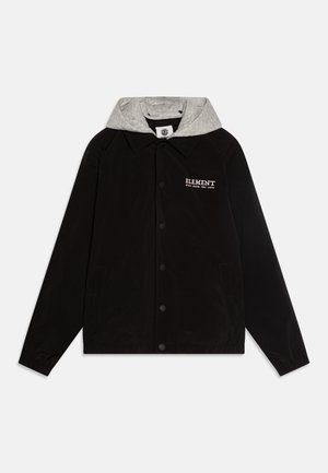 Czarna kurtka z szarym kapturem, zapinana na guziki z dwoma bocznymi kieszeniami i haftowanym logo "ELEMENT" na piersi. Gładka tekstura.