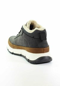 Ciemnoszare i brązowe zimowe buty z białą grubą podeszwą i ociepleniem z futerka, widziane z tyłu i pod kątem w lewo.