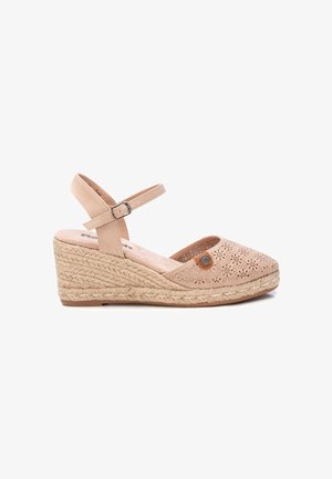 Sandalias de cuña beige con parte superior perforada, tira en el tobillo y plataforma envuelta en yute. Detalle metálico cerca del dedo del pie.