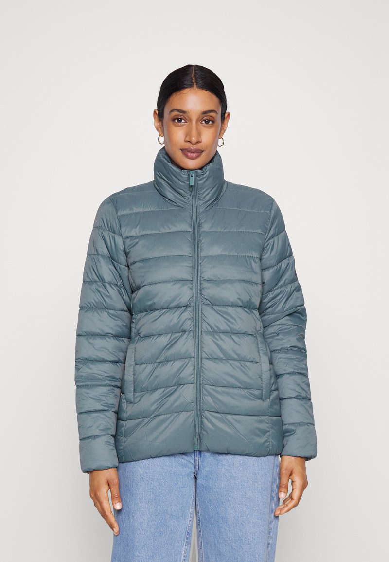 Casaco acolchoado em azul-turquesa com gola alta, costura vertical e fecho frontal. Apresenta bolsos laterais e uma textura suave e brilhante.