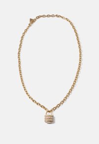 Colar de corrente dourada com um pendente em forma de cadeado adornado com realces brilhantes. Os elos da corrente são redondos e bem espaçados.