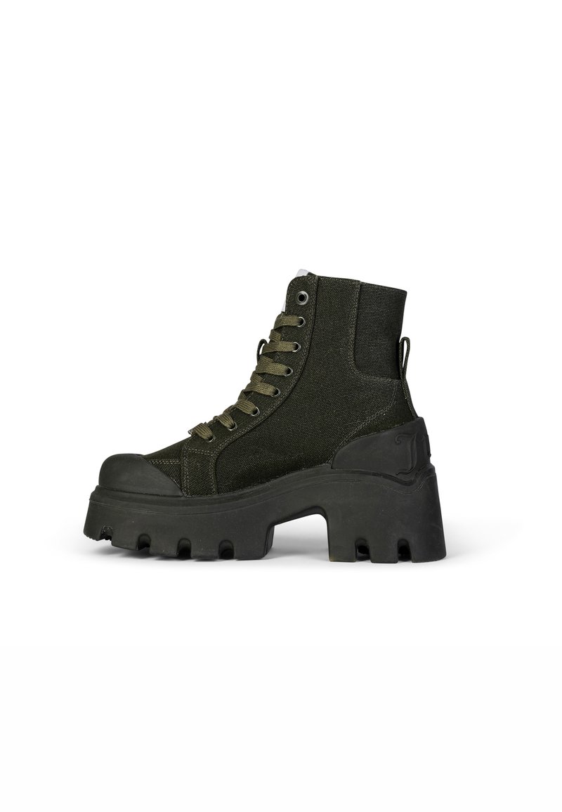 Stivaletto nero realizzato in tessuto texturizzato con suola in gomma spessa, caratterizzato da un design a gradini e occhielli metallici per i lacci.
