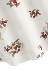 Witte stof met een herhaald patroon van groene bladeren en rode bessen, met een gladde textuur en een omgezoomde rand.