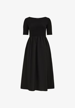 Schwarzes Kleid mit einem gerippten, taillierten Oberteil mit kurzen Ärmeln und einem ausgestellten, gerafften Rock. Glatte Textur und knielanges Design.