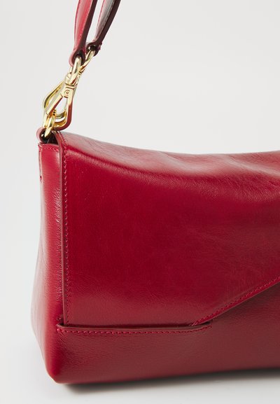 Wandler OSCAR BAGUETTE CROSSBODY - Håndtasker - cranberry