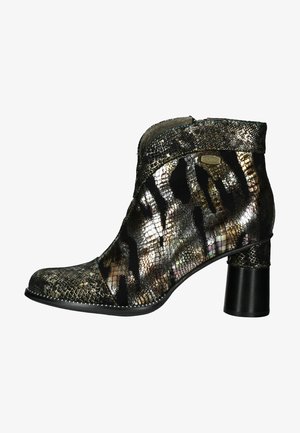 Stivaletto con un motivo in pelle di serpente nera e oro, finitura metallica e tacco spesso nero. Presenta una chiusura con zip laterale e un design testurizzato.