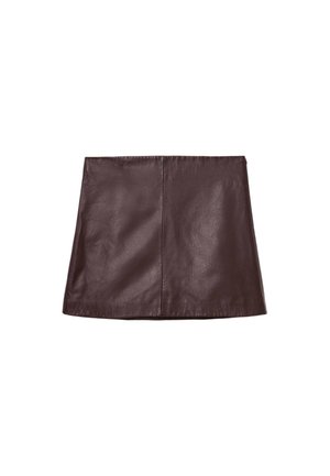 Gonna mini in pelle marrone con una texture liscia, forma a linea A e dettaglio della cucitura centrale. Presenta un design pulito e minimalista senza hardware visibile.