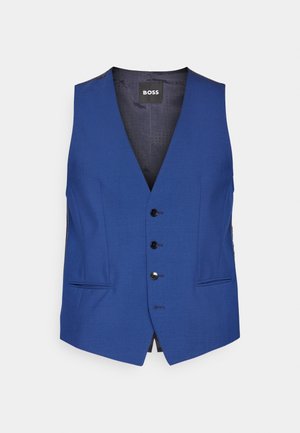 Blaue Weste mit tiefem V-Ausschnitt, fünf schwarzen Knöpfen, seitlichen Taschen und einer glatten Textur. Das Etikett trägt die Aufschrift "BOSS."