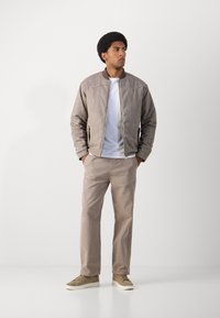 Scotch & Soda REVERSIBLE PADDED JACKET - Bomber jakna - demitasse/eggnog