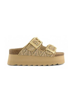 Sandalo platform con cinturini beige intrecciati, due fibbie dorate e suola spessa color cuoio con battistrada testurizzato.