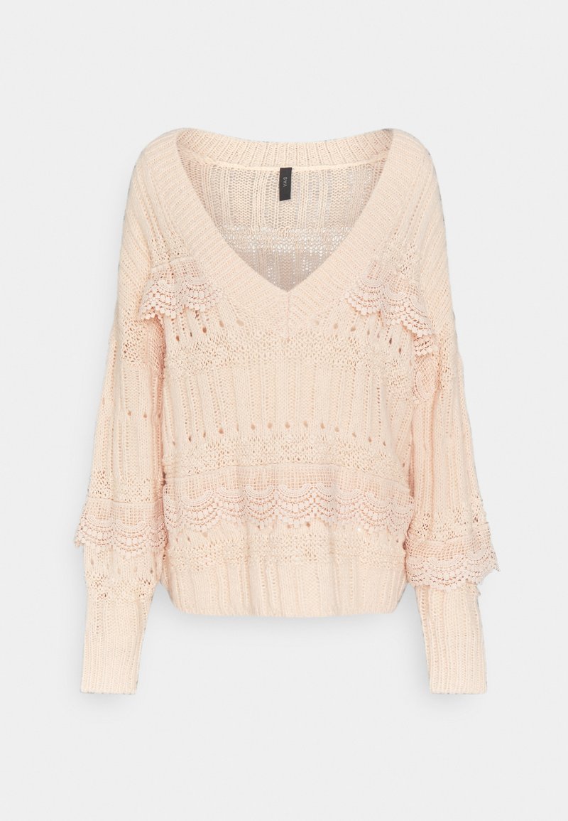 Pull en maille rose clair avec col en V, manches longues et détails en dentelle sur la poitrine, les manches et l'ourlet, sur un fond uni.