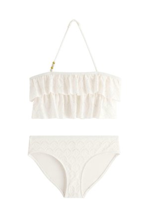 Hvid to-delt bikini med bølgeformet blonderstruktur, der har en rynket bandeau-top med halterneck-strop og guldperle-accenter på stroppen.