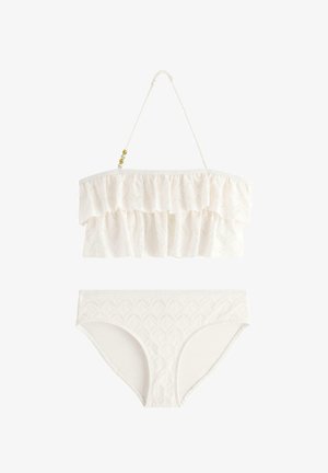 Bikini bianco due pezzi con texture in pizzo smerlato, caratterizzato da un top bandeau arricciato con spallina all'halter e dettagli in perline dorate sulla spallina.