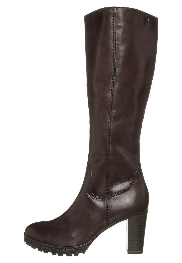 Bota de cuero marrón hasta la rodilla con un acabado texturizado, punta redonda, detalle de costura lateral y un tacón alto y grueso. Suela de goma para mayor agarre.