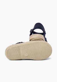 Sandalo espadrilles blu navy con suola intermedia in juta texturizzata e suola esterna in gomma, dotato di cinturino alla caviglia regolabile e design aperto.