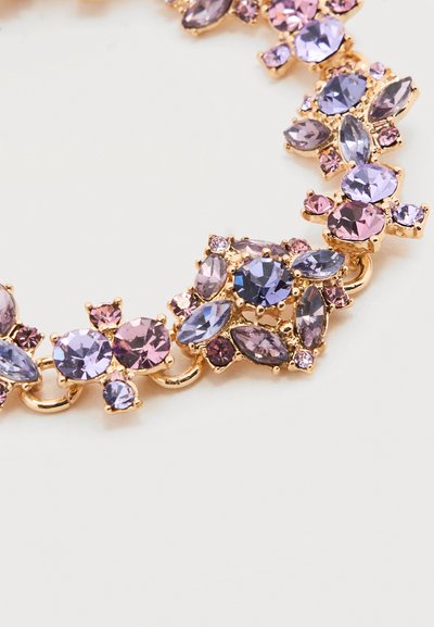 Χρυσό κολιέ με αλυσίδα και συστάδες από μοβ και ροζ οβάλ, στρογγυλά και μαρκίζ κρύσταλλα, διατεταγμένα σε περίπλοκα φλοράλ σχέδια.