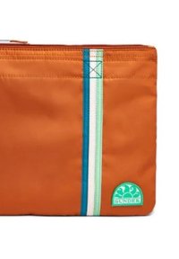 Borsa in nylon arancione con un design centrale a strisce in teal, bianco e verde, con un logo verde in basso a destra.