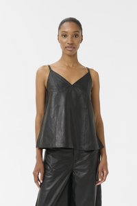 Camisole in pelle nera con spalline sottili, design a V e vestibilità rilassata. Texture liscia e linee pulite, abbinata a pantaloni in pelle coordinati.