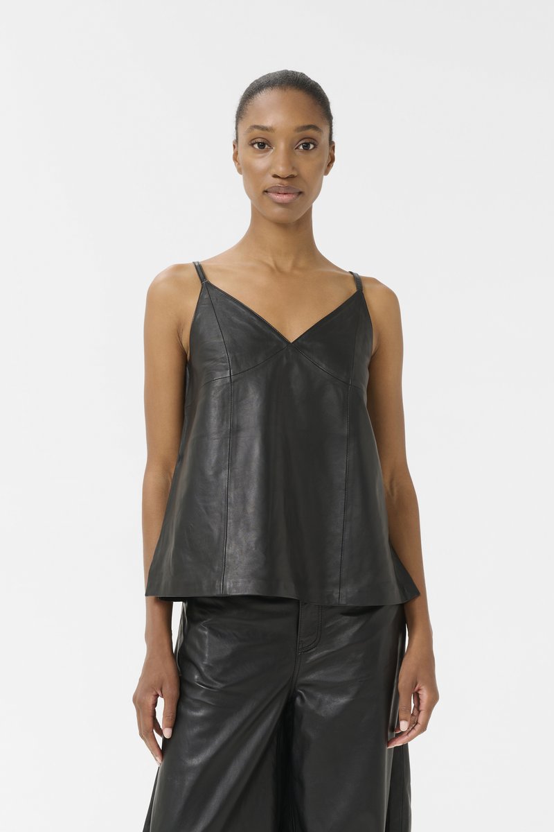Camisole in pelle nera con spalline sottili, design a V e vestibilità rilassata. Texture liscia e linee pulite, abbinata a pantaloni in pelle coordinati.