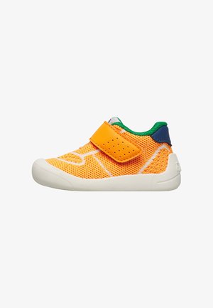 Zapato para niño pequeño de malla naranja con suela blanca, forro de cuello verde, parche azul marino en el talón y correa perforada de velcro naranja.