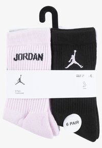 Paquet de six chaussettes de style crew en rose et noir. Présentent une texture côtelée avec "JORDAN" imprimé en noir sur les chaussettes roses et un logo blanc sur les chaussettes noires.