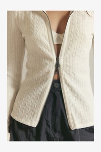 Vybráno, clean ivory