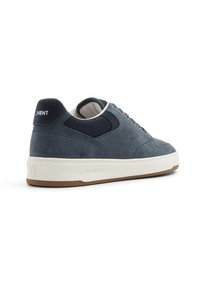 Sneaker in suede blu scuro con suola in gomma bianca, dotato di punta rotonda, chiusura con lacci e dettagli in mesh testurizzato sulla parte superiore.