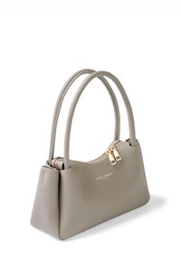 Sac à main en cuir texturé gris avec deux poignées courtes, fermeture éclair dorée et logo à l'avant ; forme rectangulaire avec un design structuré.