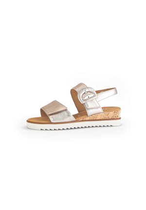Metallisch zilveren wedge sandaal met twee verstelbare banden, kurken tussenzool en witte rubberen outsole met een zigzagpatroon.