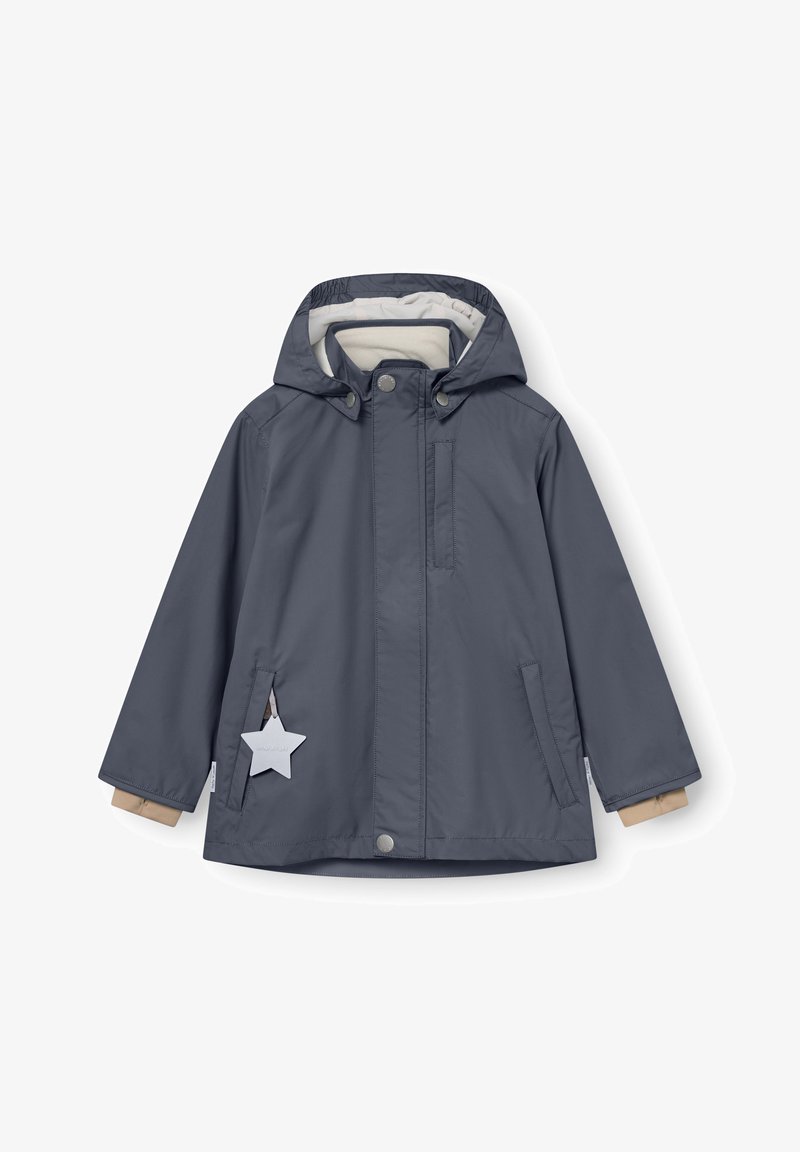 Otroški temno sivi dežni plašč s kapuco, z bež notranjo oblogo in manšetami, z zadrgo spredaj, pokrito z zavihkom na sponke, ter odsevno oznako v obliki zvezde.