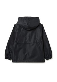 Veste légère noire à capuche avec des manches longues et des poignets élastiques, vue de dos sur un fond blanc.