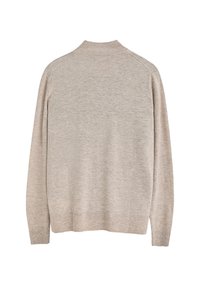 Suéter gris claro con mangas largas, escote redondo y puños acanalados. Tejido de punto suave y texturizado sin adornos ni patrones.