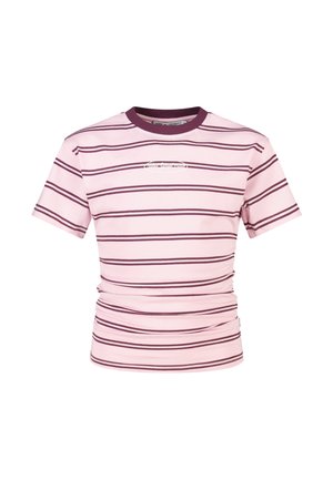 Roze T-shirt met korte mouwen met horizontale donkerpaarse strepen en een donkerpaarse ronde hals.