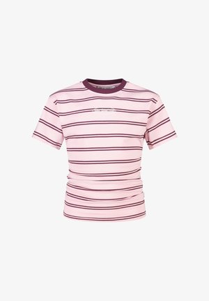 Roze T-shirt met korte mouwen met horizontale donkerpaarse strepen en een donkerpaarse ronde hals.