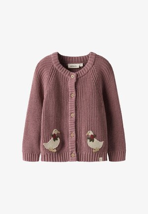 Gilet en tricot mauve avec un col rond, des boutons en bois et deux canards brodés avec des accents floraux sur le devant.