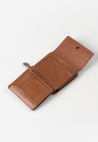 Portafoglio in pelle marrone, chiusura con zip, slot per più carte, superficie liscia, design semplice, con un bottone a pressione per una chiusura sicura.