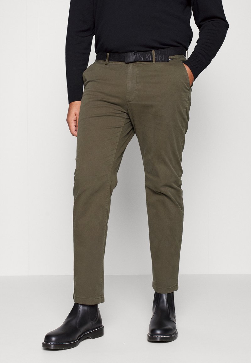 Calvin Klein GARMENT BELT - Chinos - forest night