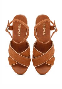 Bruine su�ède sandalen met een crisscross-bandontwerp, versierd met beaded accenten, voorzien van een enkelriem en een platte zool.