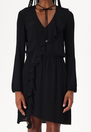 Schwarzes Langarmkleid mit V-Ausschnitt, elastischem Taillenbund, asymmetrischem Rüschendetail vorne und dünner Halsbinde.