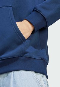 adidas Originals ESSENTIAL - Felpa con cappuccio - night indigo