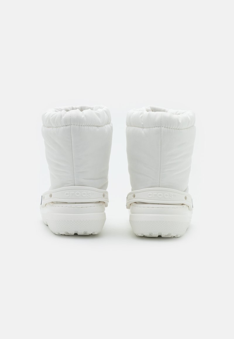 Botas blancas impermeables con un upper acolchado, cuello elástico y una suela de goma sólida con un logo en la correa trasera.