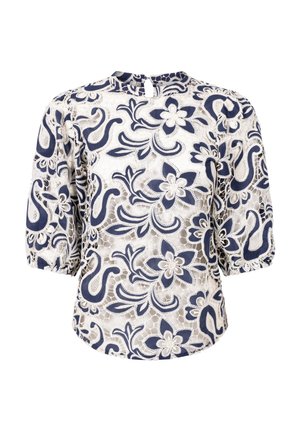 Kantblouse met een hoge hals, driekwart pofmouwen, met een marineblauw bloemenpatroon op een lichte achtergrond.