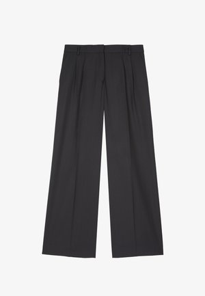 Pantalon large noir à plis, avec passants pour ceinture et poches latérales, présenté à plat sur un fond blanc.