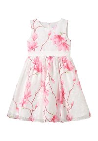 Bílé šaty bez rukávů, s růžovými květinovými vzory, přiléhavým živůtkem a rozšířenou sukní, s jednobarevným bílým páskem v pase.