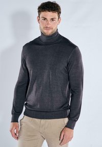 Dark gray turtleneck sweater made of smooth material, featuring a fitted design, long sleeves, and ribbed cuffs and hem.